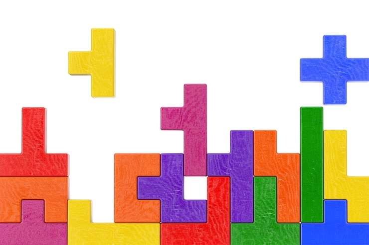 Photo concept de pensée logique. différentes formes colorées de blocs de bois sur fond blanc. rendu 3d