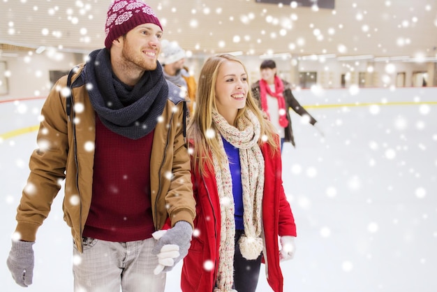 concept de personnes, d'amitié, de sport et de loisirs - amis heureux sur la patinoire