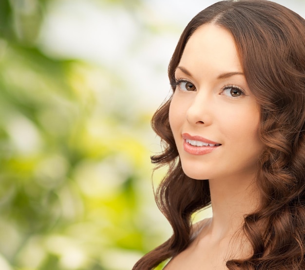 concept de personnes et de beauté - belle jeune femme sur fond vert