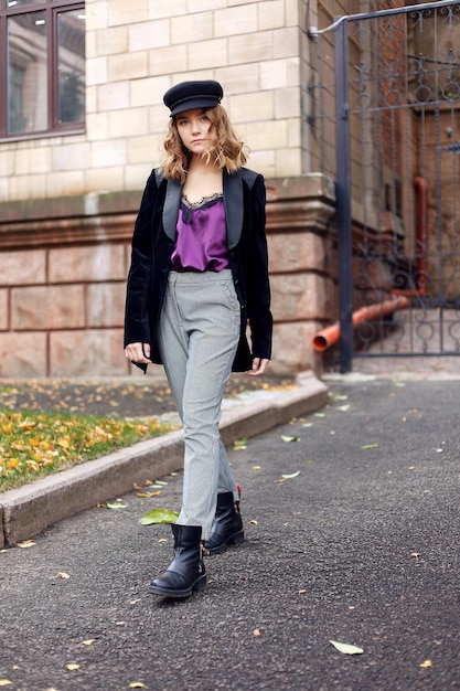 Concept de personnes, de beauté, de mode, de style de vie et de couleur - Portrait complet du corps en plein air d'une belle jeune fille souriante heureuse posant dans la rue. Modèle regardant la caméra. Dame portant des vêtements élégants