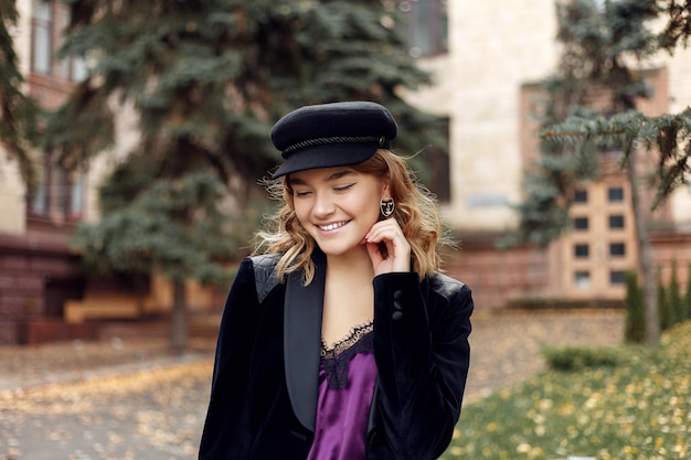 Concept de personnes, de beauté, de mode, de style de vie et de couleur - Portrait complet du corps en plein air d'une belle jeune fille souriante heureuse posant dans la rue. Modèle regardant la caméra. Dame portant des vêtements élégants