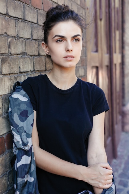 Concept de personnes, de beauté, de mode, de style de vie et de couleur - Portrait complet du corps en plein air d'une belle jeune fille souriante heureuse posant dans la rue. Modèle regardant la caméra. Dame portant des vêtements élégants