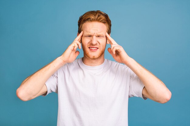 concept de personnes, de crise, d'émotions et de stress - homme fatigué malheureux souffrant de maux de tête à la maison