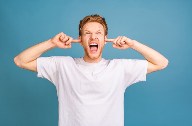 concept de personnes, de crise, d'émotions et de stress - homme fatigué malheureux souffrant de maux de tête à la maison