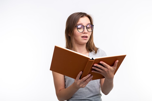 Concept de personnes et d'éducation. Jolie femme lisant un livre.