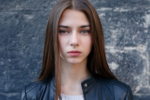 Concept de personnes, d'émotions, de naturel, de beauté et de style de vie - Belle jeune femme en robe et veste en cuir debout sur le toit près de la clôture