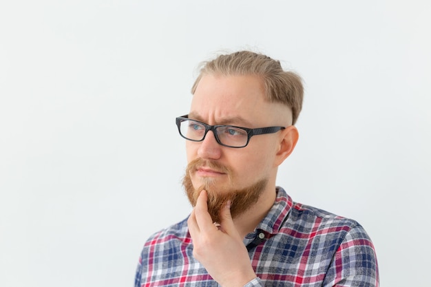 Concept de personnes et d'émotions négatives - homme barbu dans des verres réfléchissant à quelque chose