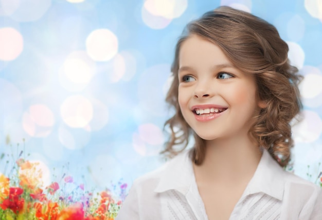 Concept De Personnes, D'enfants, D'été Et De Bonheur - Fille Heureuse Sur Ciel Bleu Et Champ De Coquelicots N Arrière-plan