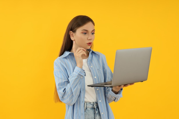 Concept de personnes jeune femme sur fond jaune