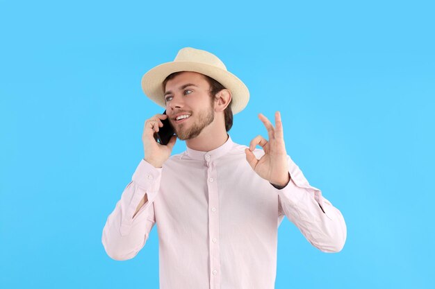 Concept de personnes jeune homme sur fond bleu