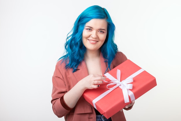 Concept De Personnes, De Mode Et De Vacances - Belle Fille Aux Cheveux Bleus Debout Avec Boîte-cadeau Sur Blanc