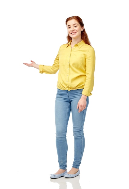 concept de personnes et de portrait - jeune femme heureuse tenant quelque chose d'imaginaire à portée de main sur blanc