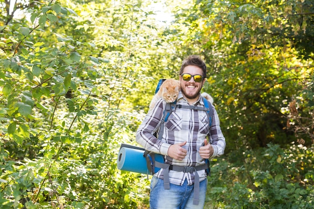 Concept de personnes, randonnée, tourisme et nature - Homme avec son chat dans la forêt