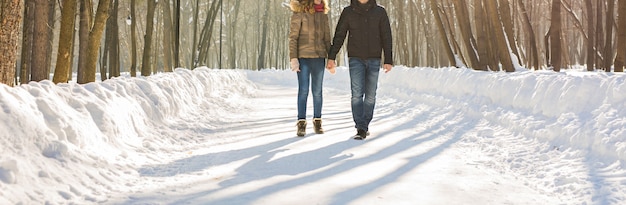 Concept de personnes, de saison, d'amour et de loisirs - couple heureux à l'extérieur en hiver.