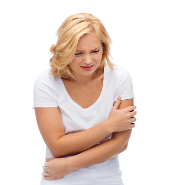 Photo concept de personnes, de soins de santé et de problèmes sociaux - femme malheureuse souffrant de douleur ou de violence