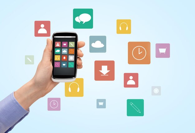concept de personnes, de technologie et de médias - gros plan de la main d'une femme avec un smartphone avec des icônes d'application à l'écran