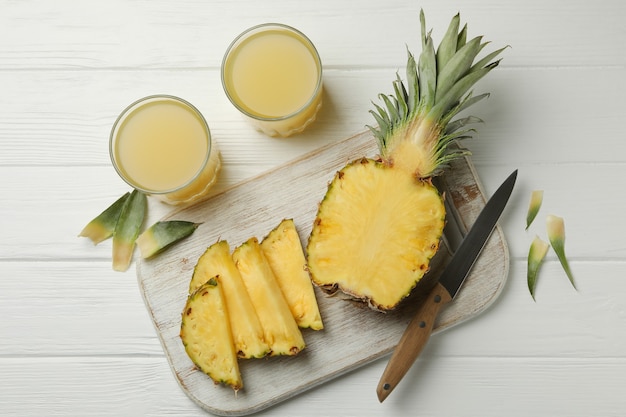 Concept de petit-déjeuner à l'ananas et verres de jus sur table en bois, vue du dessus