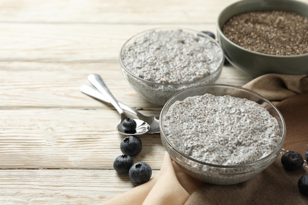 Concept de petit-déjeuner avec chia sur table en bois