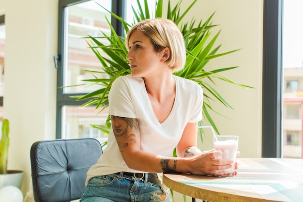 Concept de petit-déjeuner jolie femme blonde