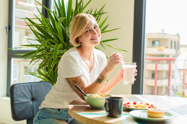 Concept De Petit-déjeuner Jolie Femme Blonde