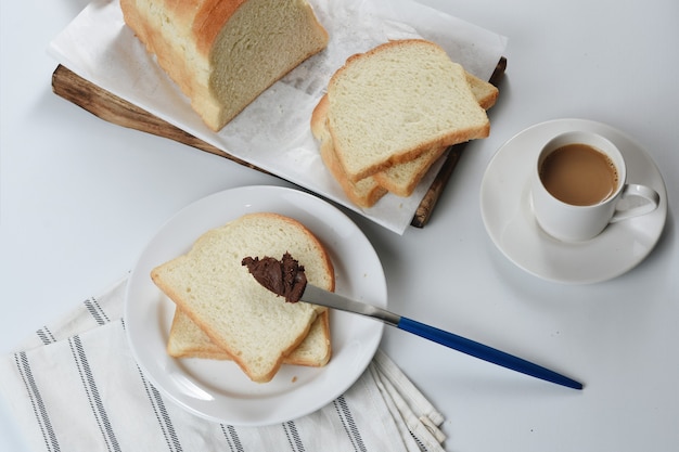 concept de petit déjeuner pain blanc et café