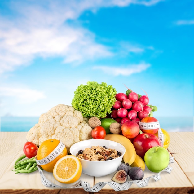 Concept de petit-déjeuner de perte de poids diététique avec ruban à mesurer pomme verte biologique, bol de céréales, jus d'orange,