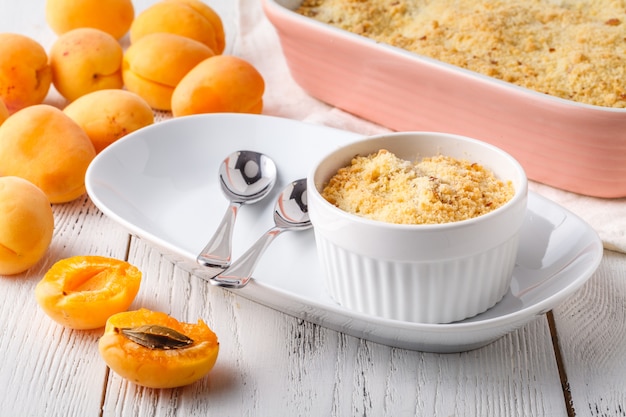 Concept de petit déjeuner pour la santé, tarte aux croustilles aux abricots