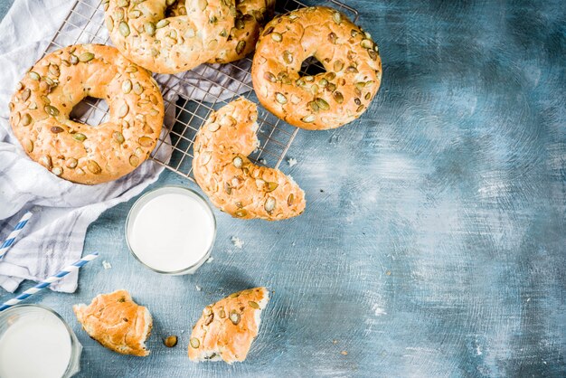 Concept de petit-déjeuner sain, bagels de céréales faits maison avec verre de lait