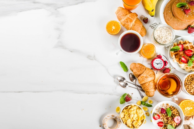 Concept de petit déjeuner sain, divers plats du matin - crêpes