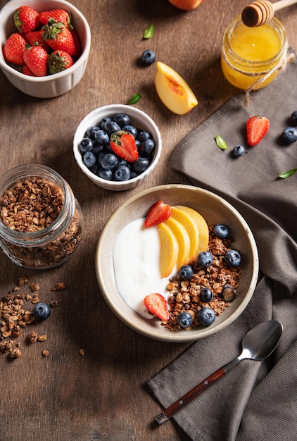 Concept d'un petit-déjeuner sain et nutritif Délicieux yaourt naturel avec granola maison