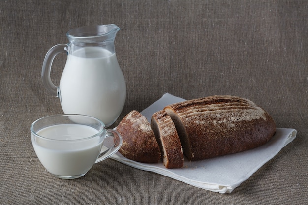 Concept de petit déjeuner sain. Pain au lait