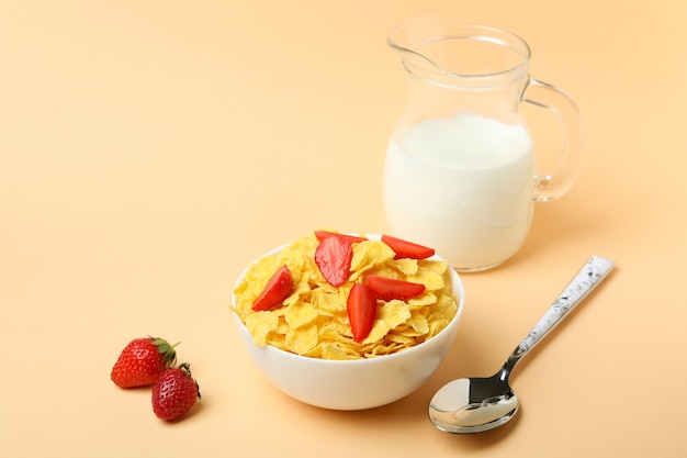 Concept de petit déjeuner savoureux avec des cornflakes sur beige