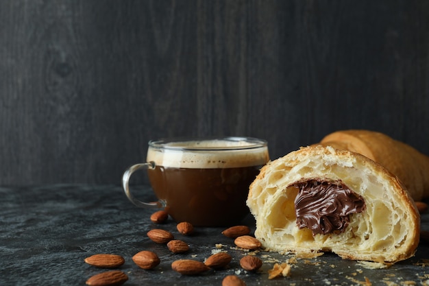 Photo concept de petit-déjeuner savoureux avec croissant au chocolat sur noir