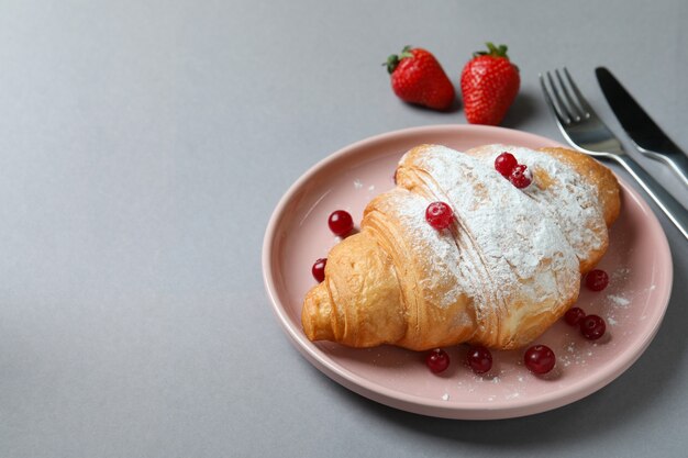 Concept de petit-déjeuner savoureux avec croissant sur gris