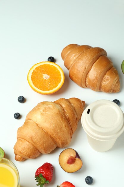 Concept de petit déjeuner savoureux avec des croissants sur blanc