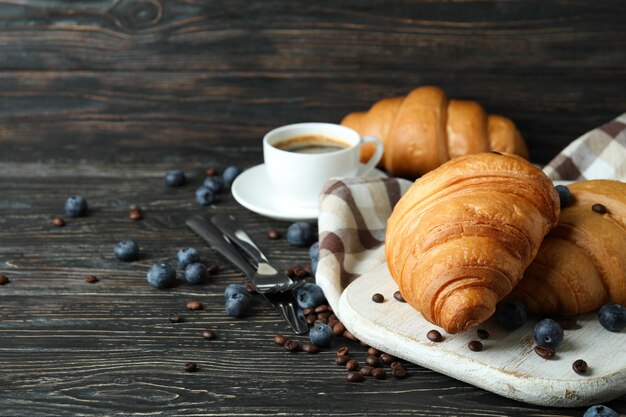 Concept de petit-déjeuner savoureux avec des croissants sur bois