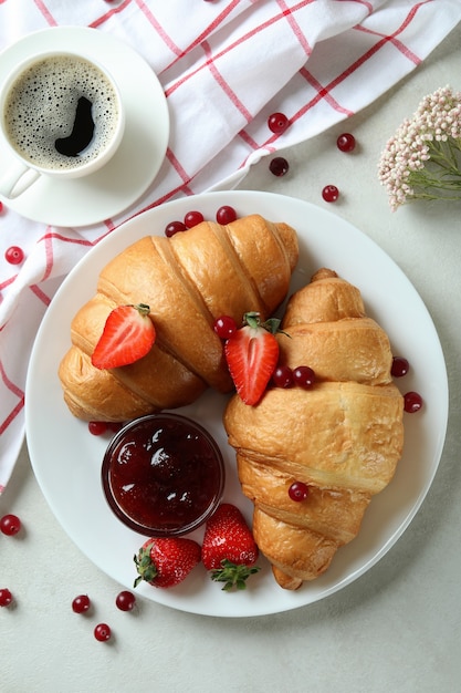 Concept de petit-déjeuner savoureux avec croissants sur table texturée blanche