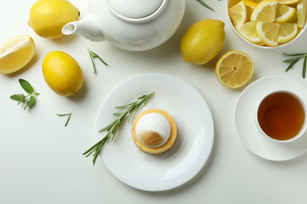 Concept de petit-déjeuner savoureux avec cupcake au citron sur fond blanc