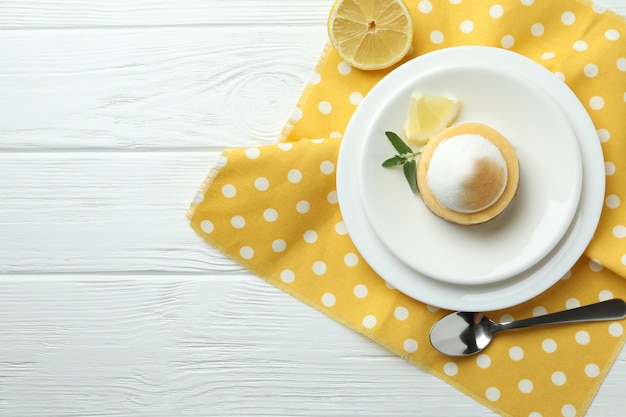 Concept de petit-déjeuner savoureux avec cupcake au citron sur une table en bois blanc