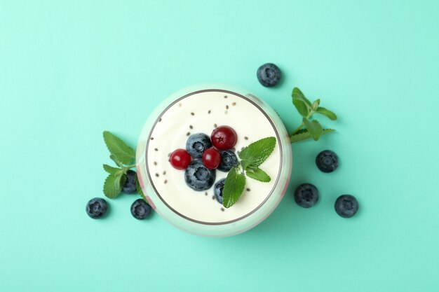 Concept de petit déjeuner savoureux avec du yaourt sur fond de menthe