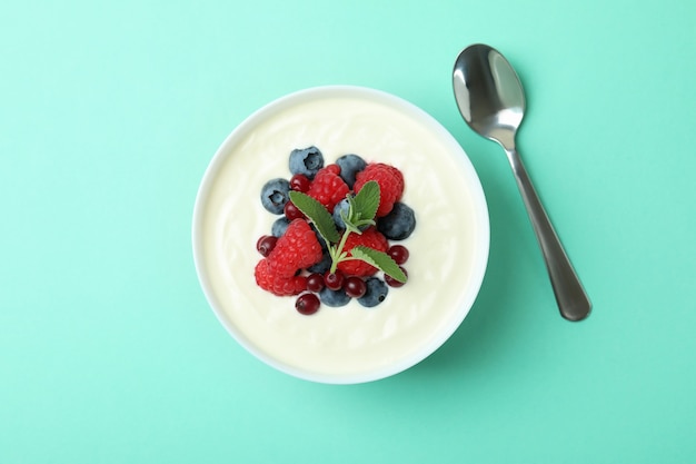 Concept de petit déjeuner savoureux avec du yaourt sur fond de menthe