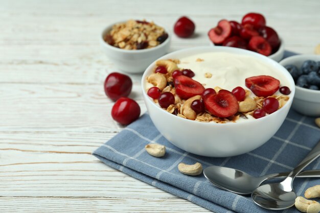 Concept de petit déjeuner savoureux avec du yaourt sur une table en bois