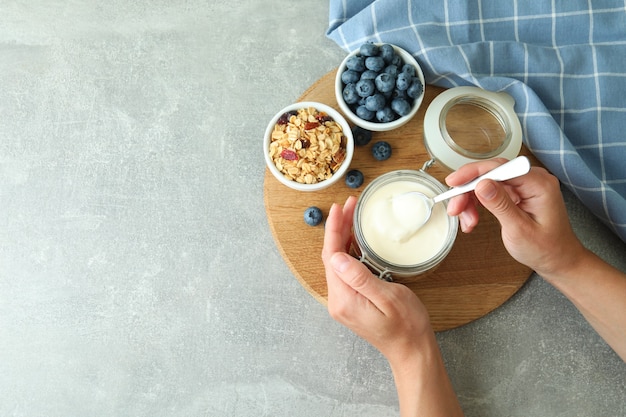 Concept de petit déjeuner savoureux avec du yaourt sur une table texturée grise