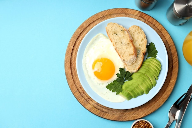 Concept de petit déjeuner savoureux sur fond bleu