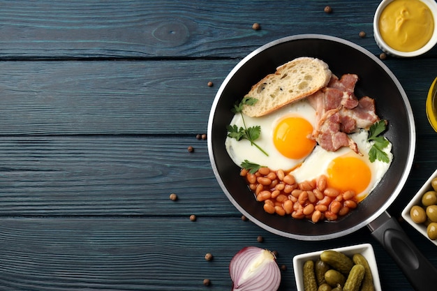 Concept de petit déjeuner savoureux sur fond de bois