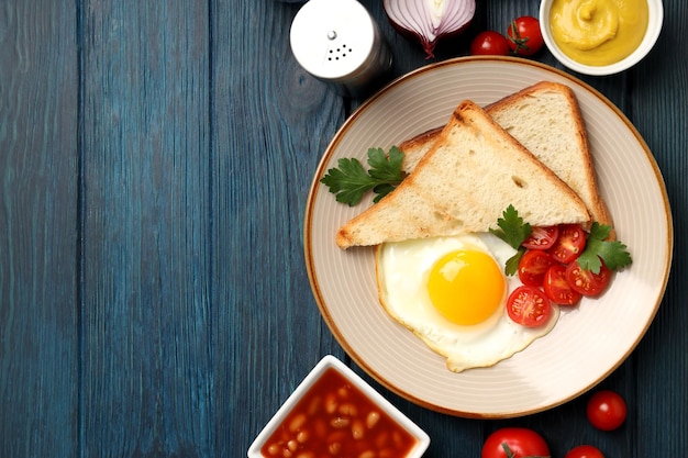 Concept de petit déjeuner savoureux sur fond de bois