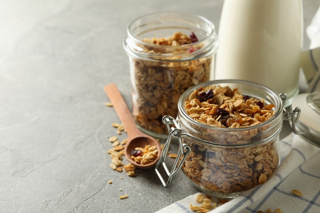 Concept de petit-déjeuner savoureux avec granola sur fond gris