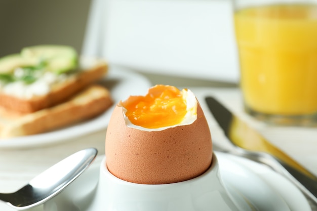 Concept de petit-déjeuner savoureux avec œuf à la coque, gros plan