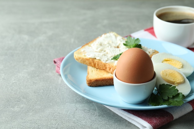 Concept de petit-déjeuner savoureux avec œuf à la coque