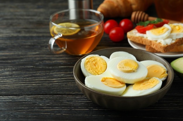 Concept de petit-déjeuner savoureux avec des œufs durs sur table en bois